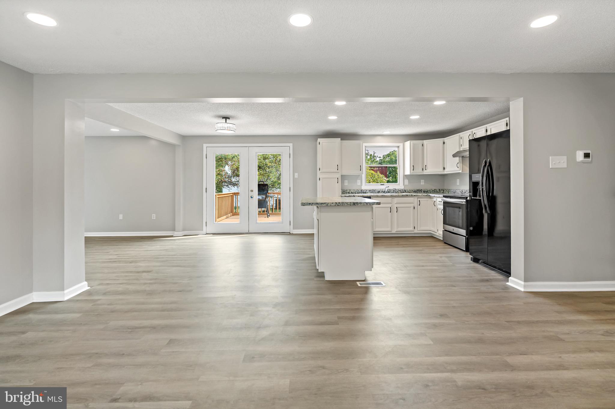 ROLLING HILLS - Residential