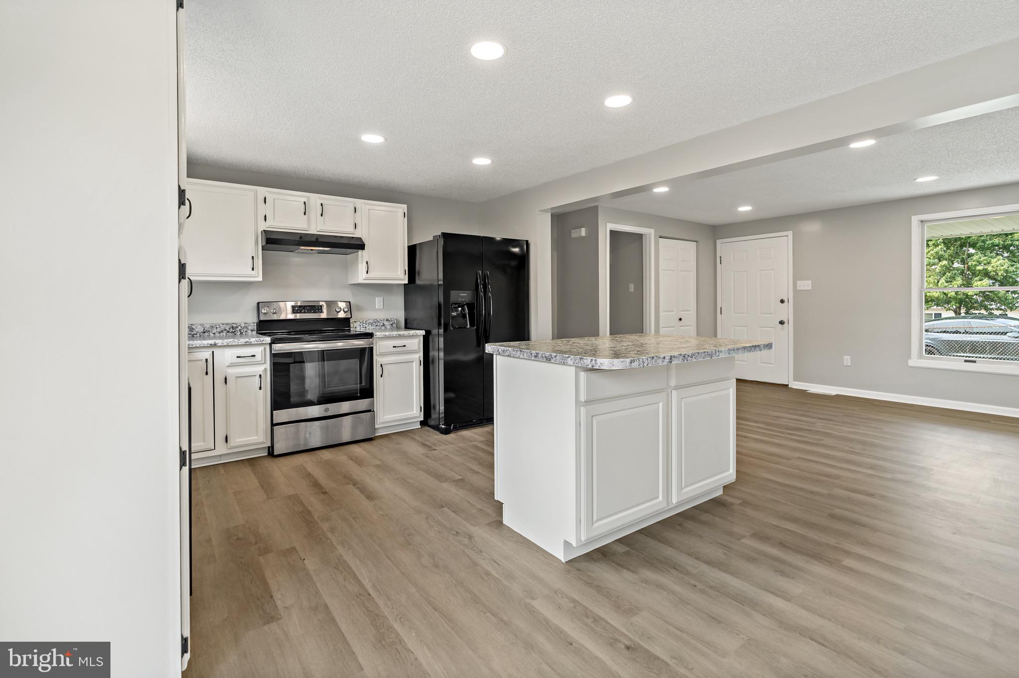 ROLLING HILLS - Residential