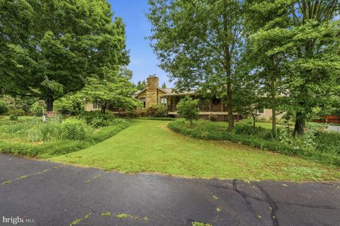 Photo of 4920 Brook Hills Drive, ANNANDALE, VA 22003 (MLS # VAFX2315506)