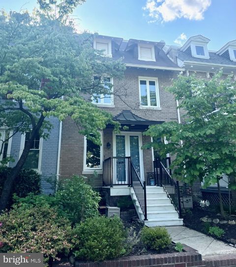 Photo of 5332 41ST ST NW, WASHINGTON, DC 20015 (MLS # DCDC2096402)