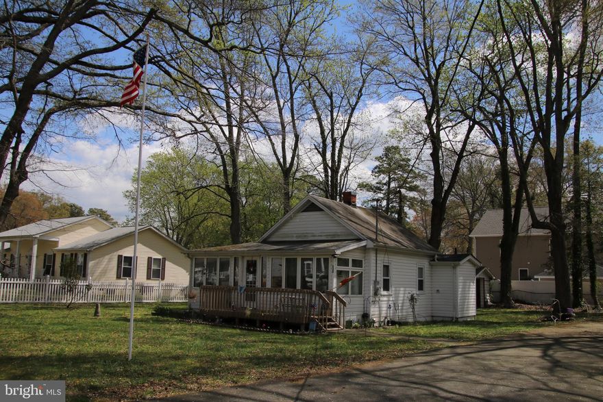 Charming cottage on 4 lots in Classic Shores, Colonial Beach VA.  Located in a lovely neighborhood, it is partially fenced with beautiful mature trees, making for a picturesque setting. An extra wide & long driveway allows  plenty of parking for several cars...and perhaps a boat, RV, or golf cart! Home is in need of some TLC and is being sold "as-is"....This property presents a fantastic opportunity to own a piece of Colonial Beach's charm.
Convenient to D.C. Metro area, Richmond, Fredericksburg and Dahlgren, VA.