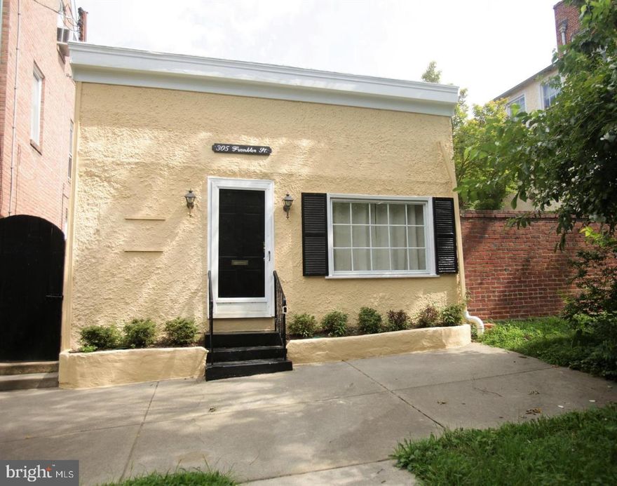 Renovated commercial detached building in prime Old Town location! Ideal for salon, attorney, therapist, yoga, retail, etc. Zoned CL. Renovated 2018 with new HVAC, flooring, paint. kitchenette, full bath, etc. Perfect location, walk to shops and restaurants in Old Town, 3 blocks to the waterfront. Available for lease starting Jan 1. Tenant pays water/electricity/internet.