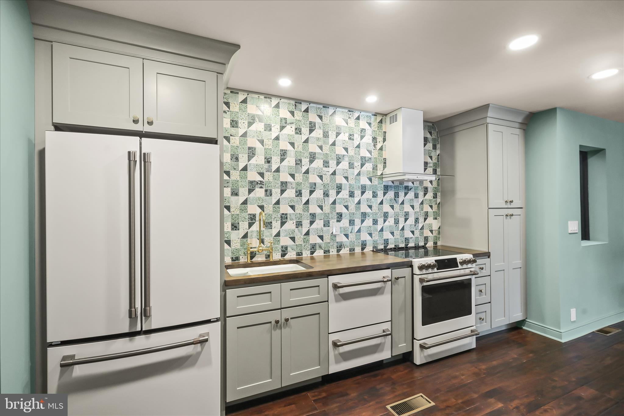 SCHOOL LANE HILLS - Residential