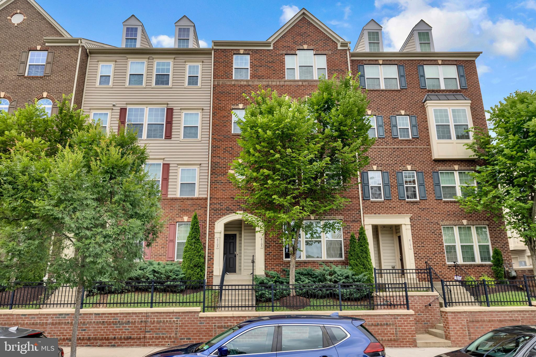 Beautiful and modern 3 bedroom 3 bathroom townhouse in Greenbelt, MD! Modern kitchen and new appliances! Garage! Wood floors and upgraded bathrooms!
Available 8/01/2025!