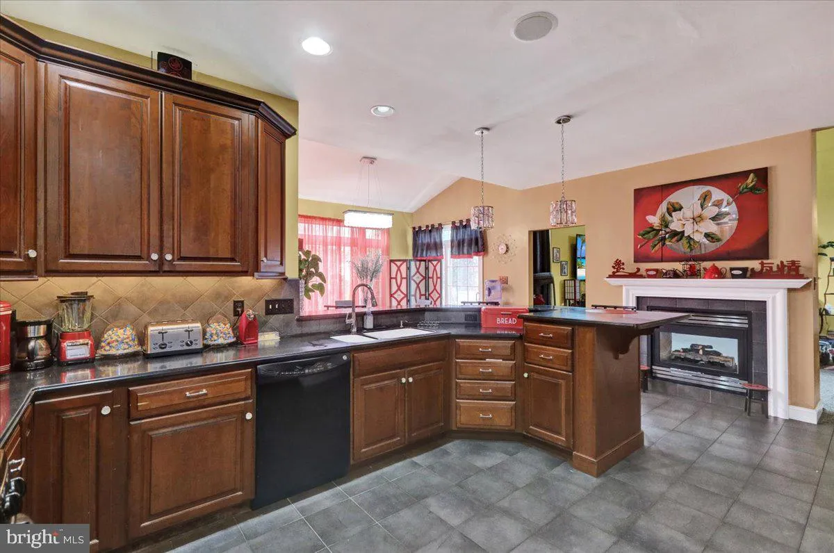 Reading, Pennsylvania 19607, United States, 5 Bedrooms Bedrooms, ,5 BathroomsBathrooms,Residential,Pending,100716