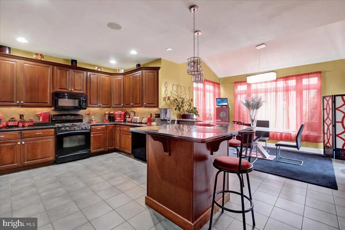 Reading, Pennsylvania 19607, United States, 5 Bedrooms Bedrooms, ,5 BathroomsBathrooms,Residential,Pending,100716