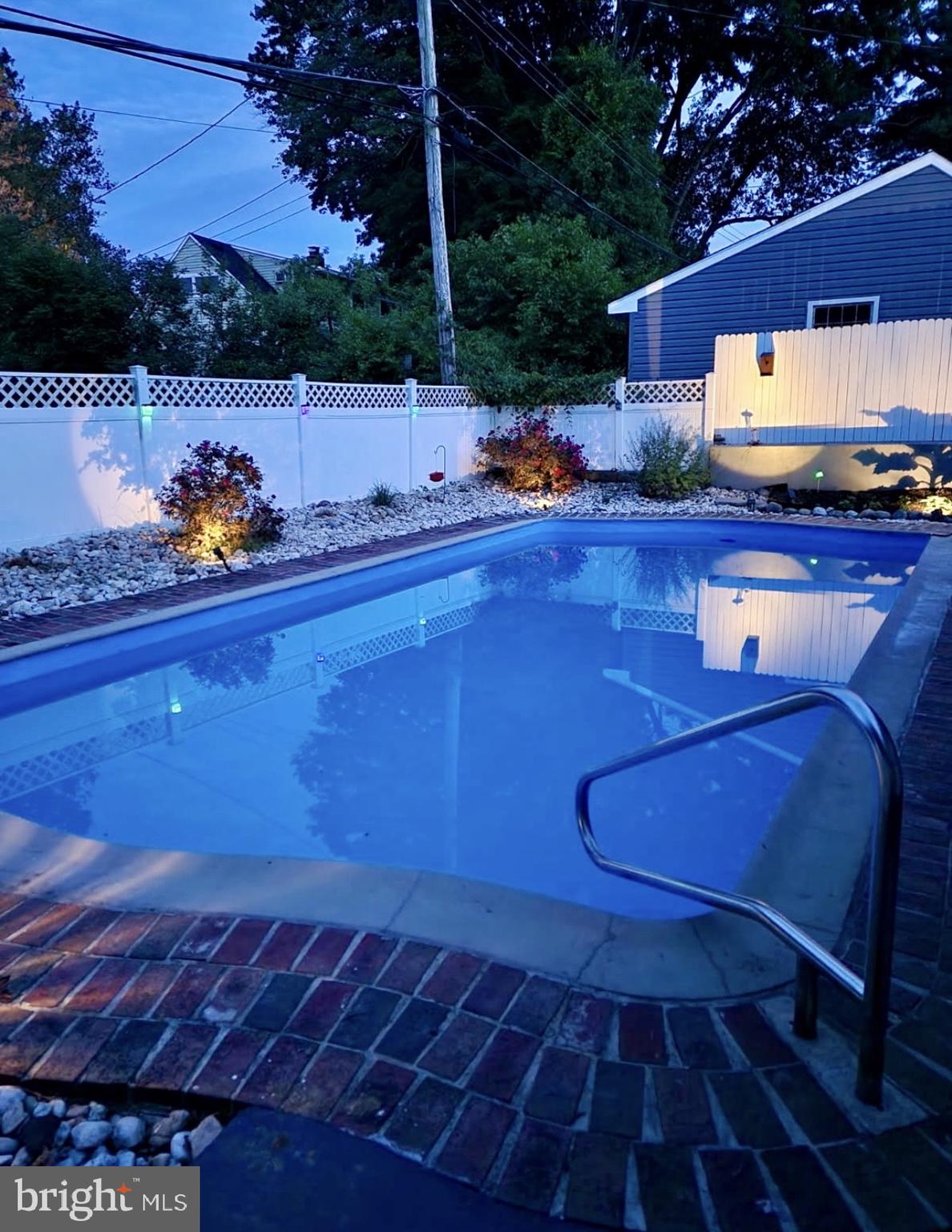 SNOWBALL GATE - Residential