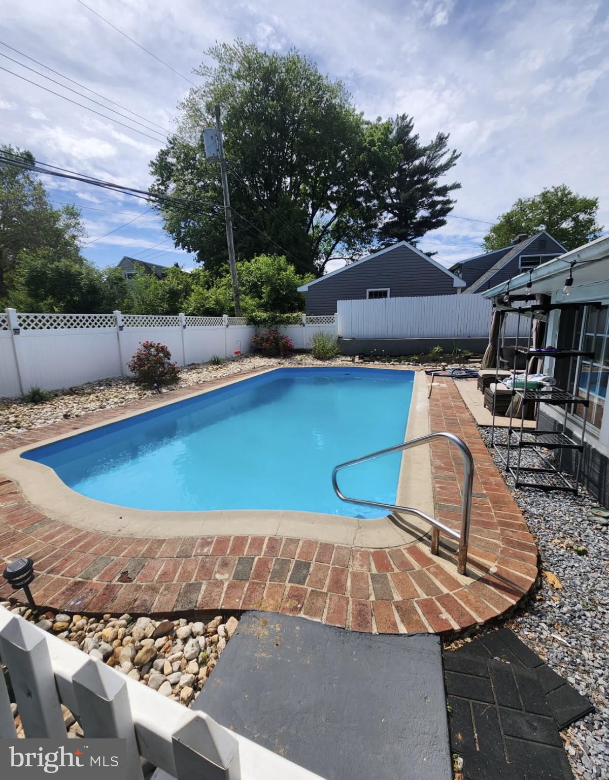 SNOWBALL GATE - Residential