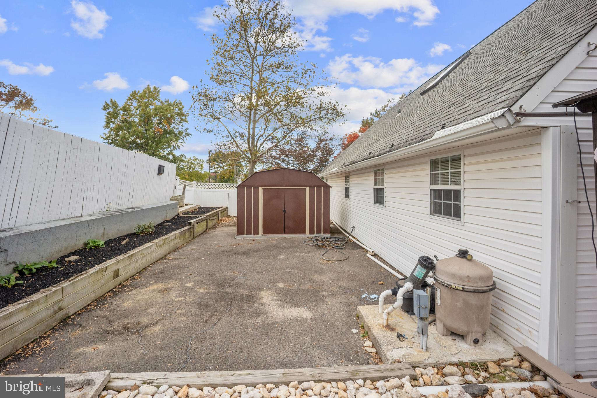 SNOWBALL GATE - Residential