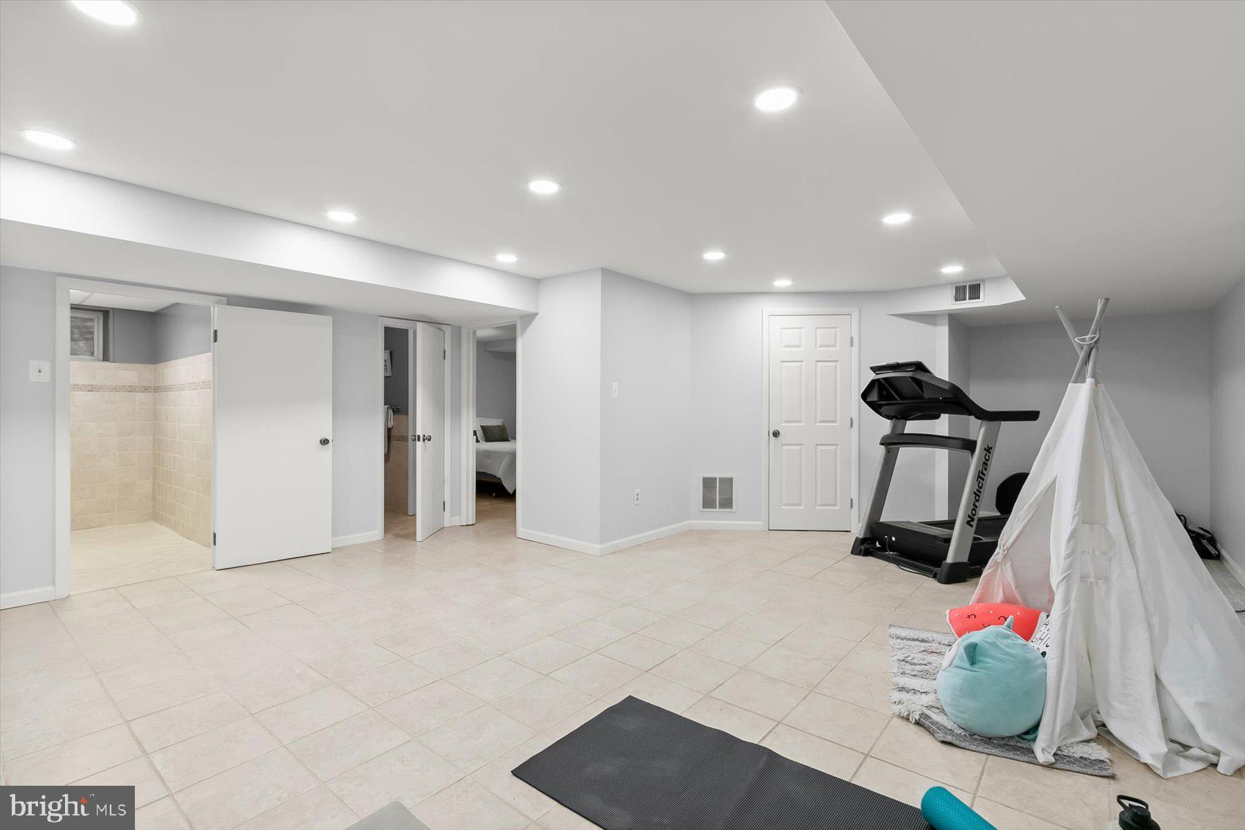 CARDEROCK SPRINGS - Residential