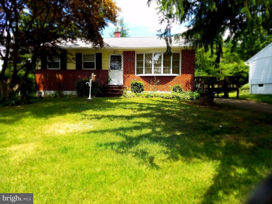 RANCHER; 3 BEDROOM, 1 BATH IN SUBURBIA COMMUNITY. NEWER: WINDOWS, ROOF, AIR CONDITIONING AND HEATING UNIT ALL REPLACED IN PAST YEAR. CORNER LOT. ESTATE SALE BEING SOLD AS-IS. GREAT VALUE!