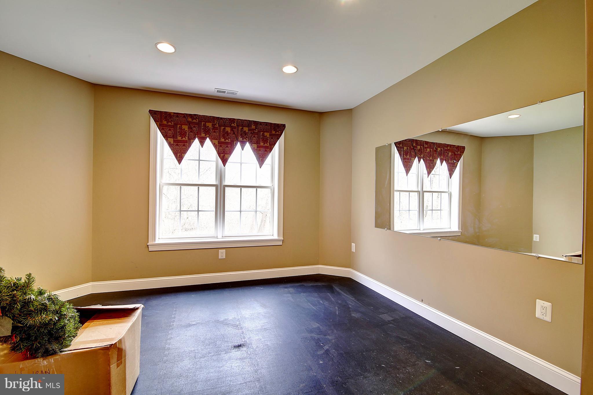 WINDSOR KNOLLS - Residential