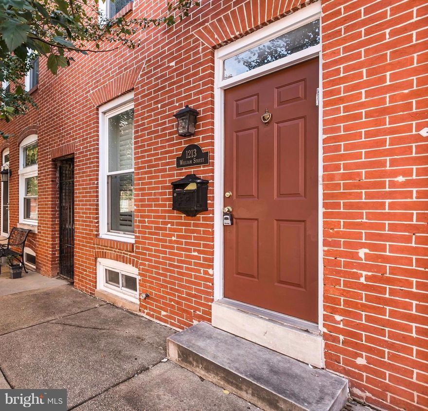 Boasting 3 levels of living space, coffered and vaulted ceilings, great lighting, a 3rd flr Fam Rm w/ wet bar, tiered roof deck & PARKING PAD, this urban retreat in the heart of Fed Hill has it all! Spacious Kitchen features granite counters & maple cabs w/ main level Laundry & Pwdr Rm. 2 BRs feature EnSuite baths. Incredible panoramic views from the roof deck!