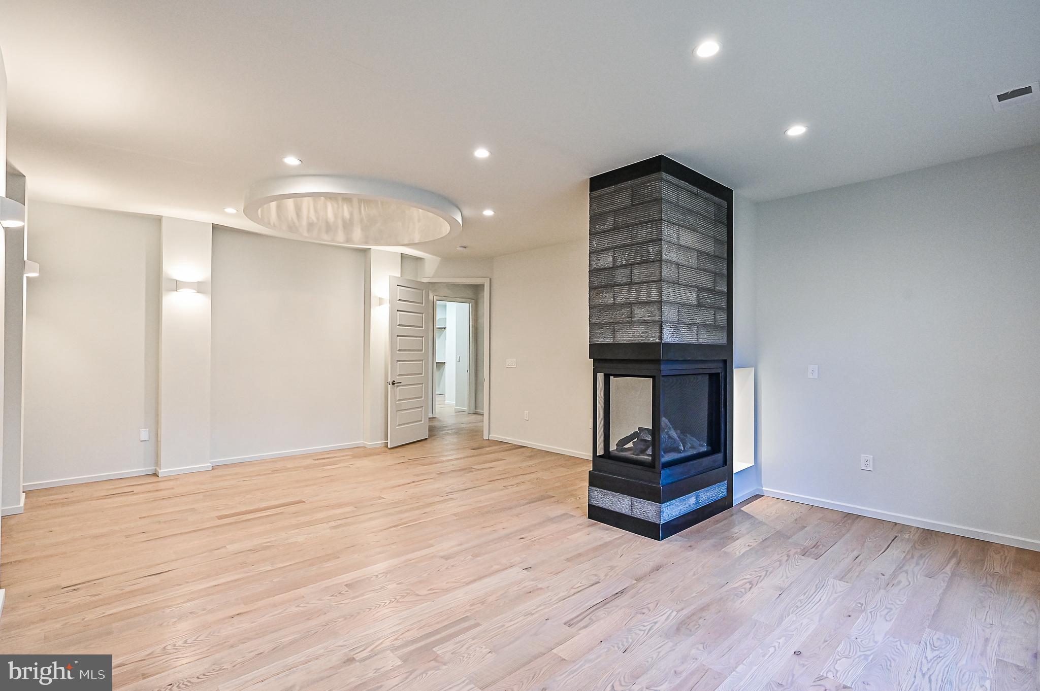 COURTHOUSE SQUARE - Residential