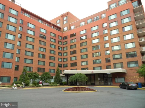 1011 Arlington Boulevard Unit 627, Arlington, VA MLS: VAAR2079148