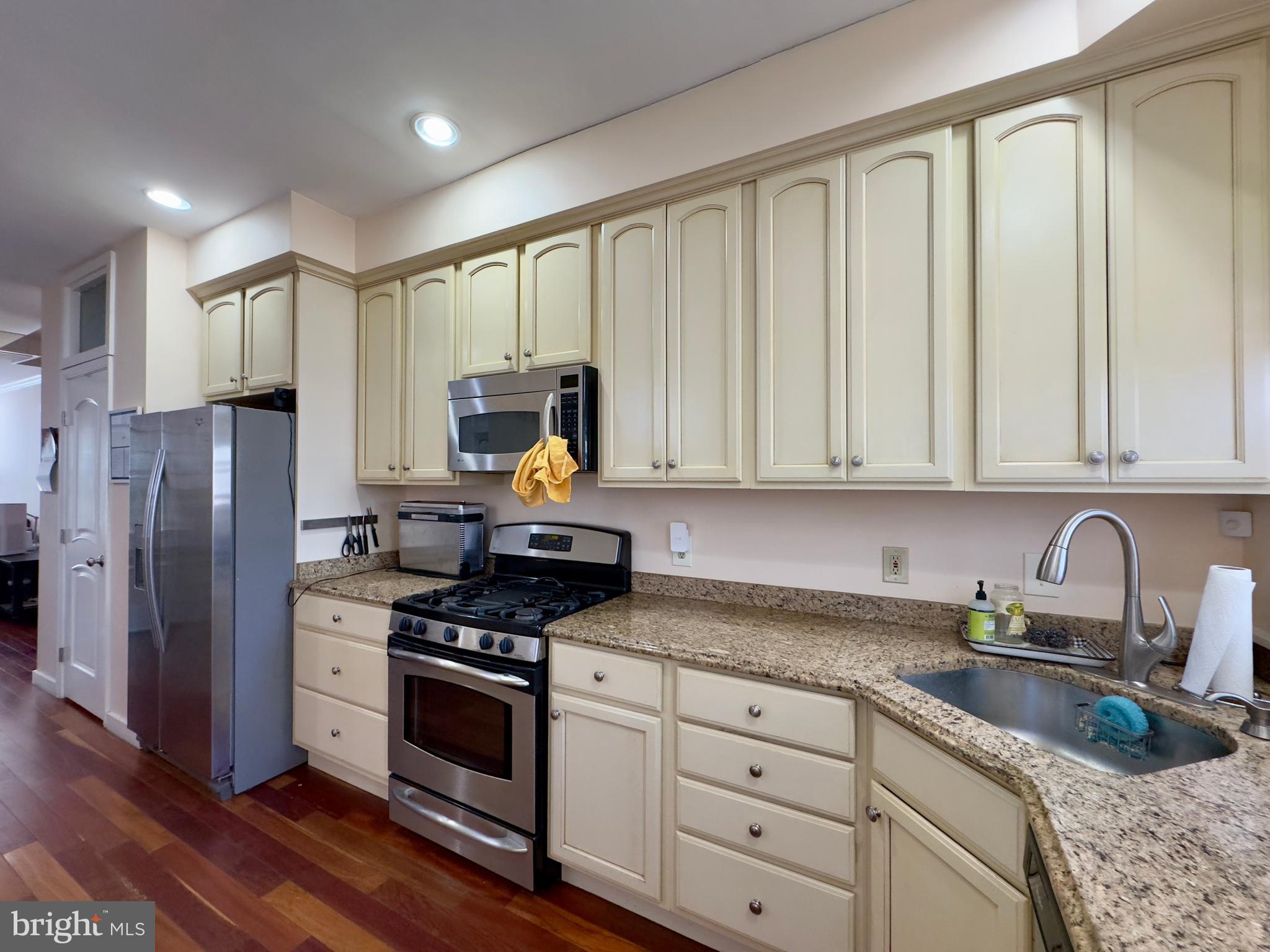 SHARP LEADENHALL - Residential Lease