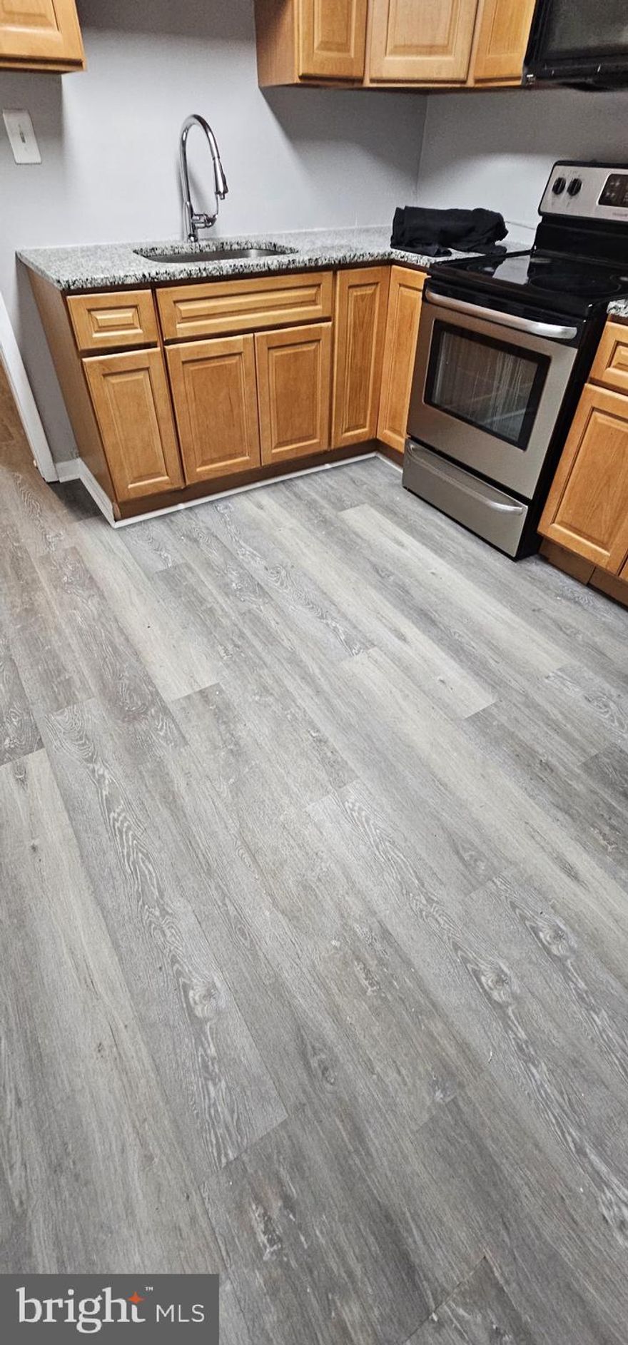 Welcome home to a  well maintained 2 bedroom, 1 bathroom unit in Brooklyn. Entry on the a main level.