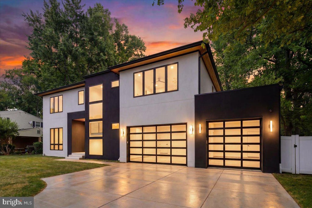 Photo of 1002 Avery Court SW, VIENNA, VA 22180 (MLS # VAFX2309984)