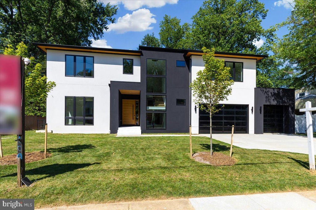 Photo of 1002 Avery Court SW, VIENNA, VA 22180 (MLS # VAFX2309984)