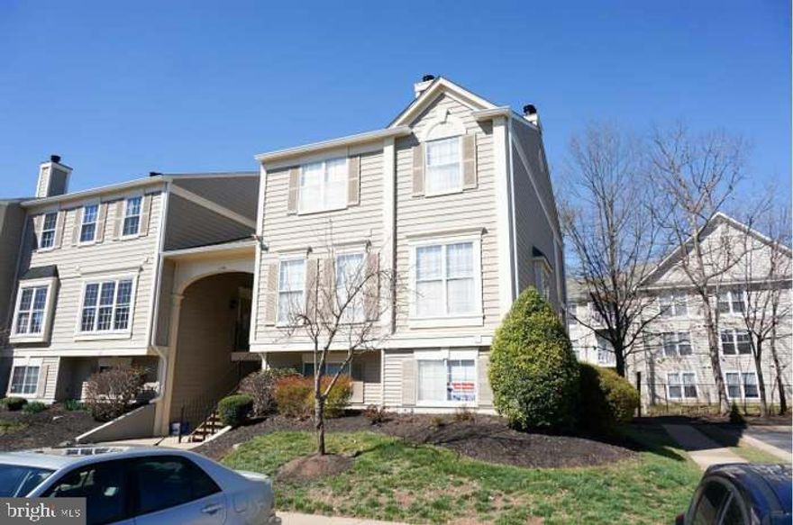 MUST SEE!!! BEAUTIFUL GROUND FLOOR, CORNER UNIT CONDO **NO STAIRS**. THIS 2 BEDROOM, 2 FULL BATHROOM HAS VINYL FLOORING THROUGHOUT AND HAS BEEN FRESHLY PAINTED. OPEN CONCEPT WHICH ALLOWS LOTS OF NATURAL LIGHTING. GREAT FOR ENTERTAINING FRIENDS AND FAMILY. WALK-IN CLOSET IN MASTER BEDROOM. GREAT LOCATION, CONVENIENTLY LOCATED NEAR MAJOR COMMUTER ROUTS, VRE, SHOPPPING AND DINING. COMMUNITY POOL, TENNIS/BASKETBALL COURTS, PLAYGROUNDS AND MORE!!!