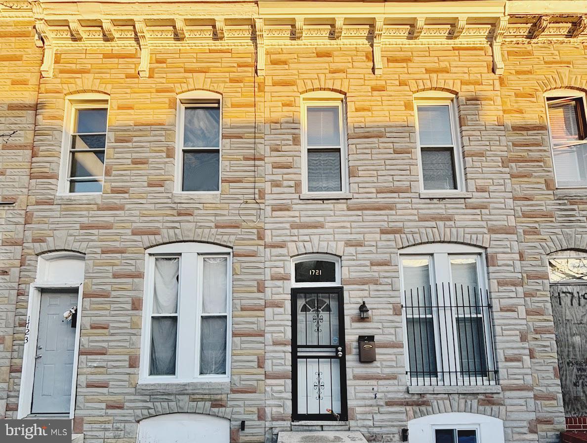 Welcome to 1721 N Bond St, a beautifully updated 3-bedroom, 2.5-bathroom home in Baltimore! This stunning property features hardwood floors throughout, giving it a warm and timeless feel. Freshly painted walls provide a bright and inviting atmosphere, while the modern kitchen boasts stainless steel appliances, perfect for any home chef.
Enjoy the convenience of a washer and dryer, making laundry day a breeze. With two full bathrooms and a half bath, there’s plenty of space for family and guests.
Located in a vibrant community, this home is close to local dining, shopping, and major commuter routes. Don't miss out on this fantastic opportunity—schedule your showing today!