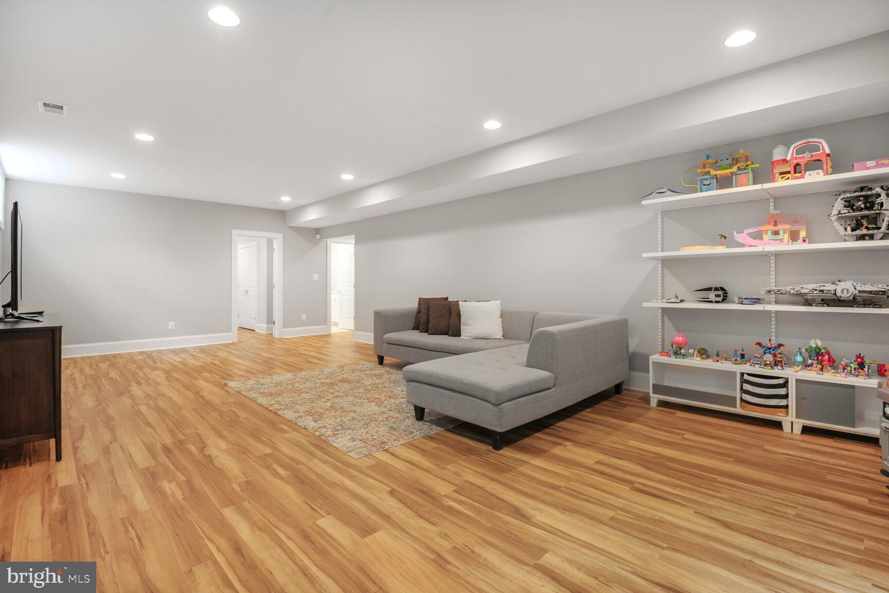 LEE HEIGHTS - Residential