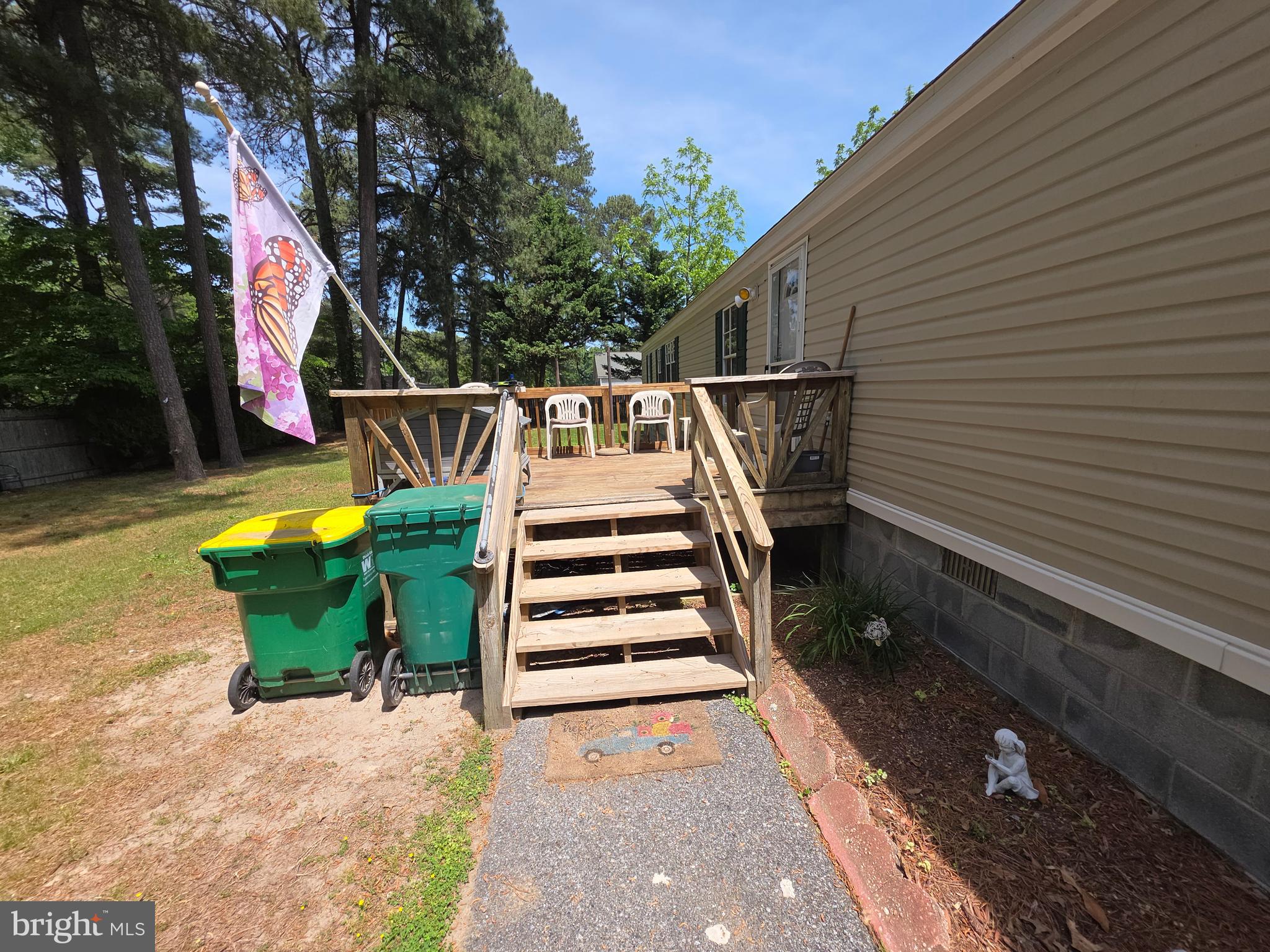 207 N LAKE DRIVE