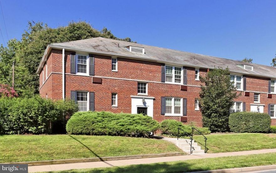 1 bedroom condo with spacious & open living and dining spaces, a large kitchen with updated counter tops & backsplash. Great location close to Ballston, nightlife, gym, groceries, and commuter routes through the DMV! Apply today! Available for immediate occupancy. Rent includes heating, water, sewer, trash. Tenant pays electric & cable/internet.