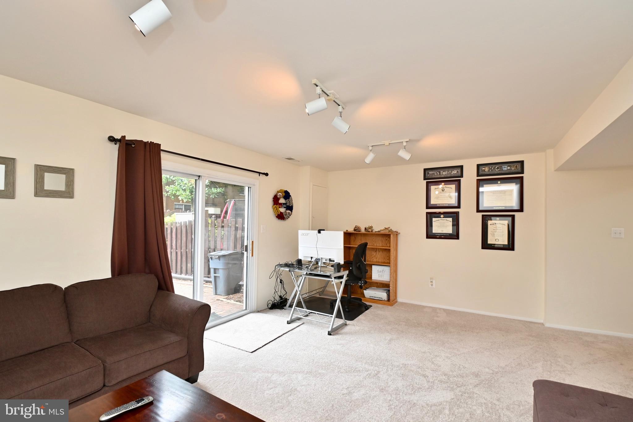 STRATHMEADE SQUARE - Residential