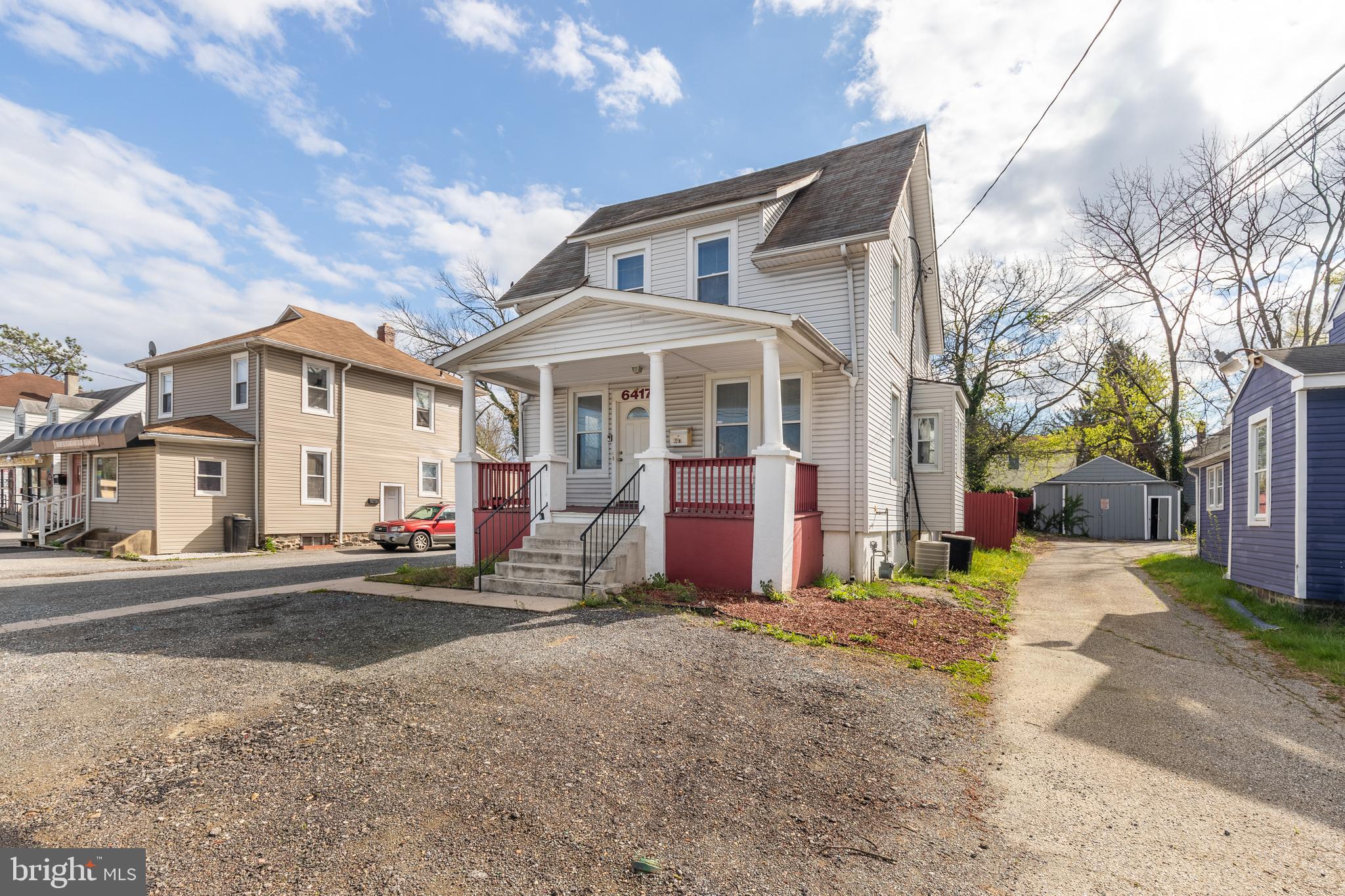 Main image without alt text