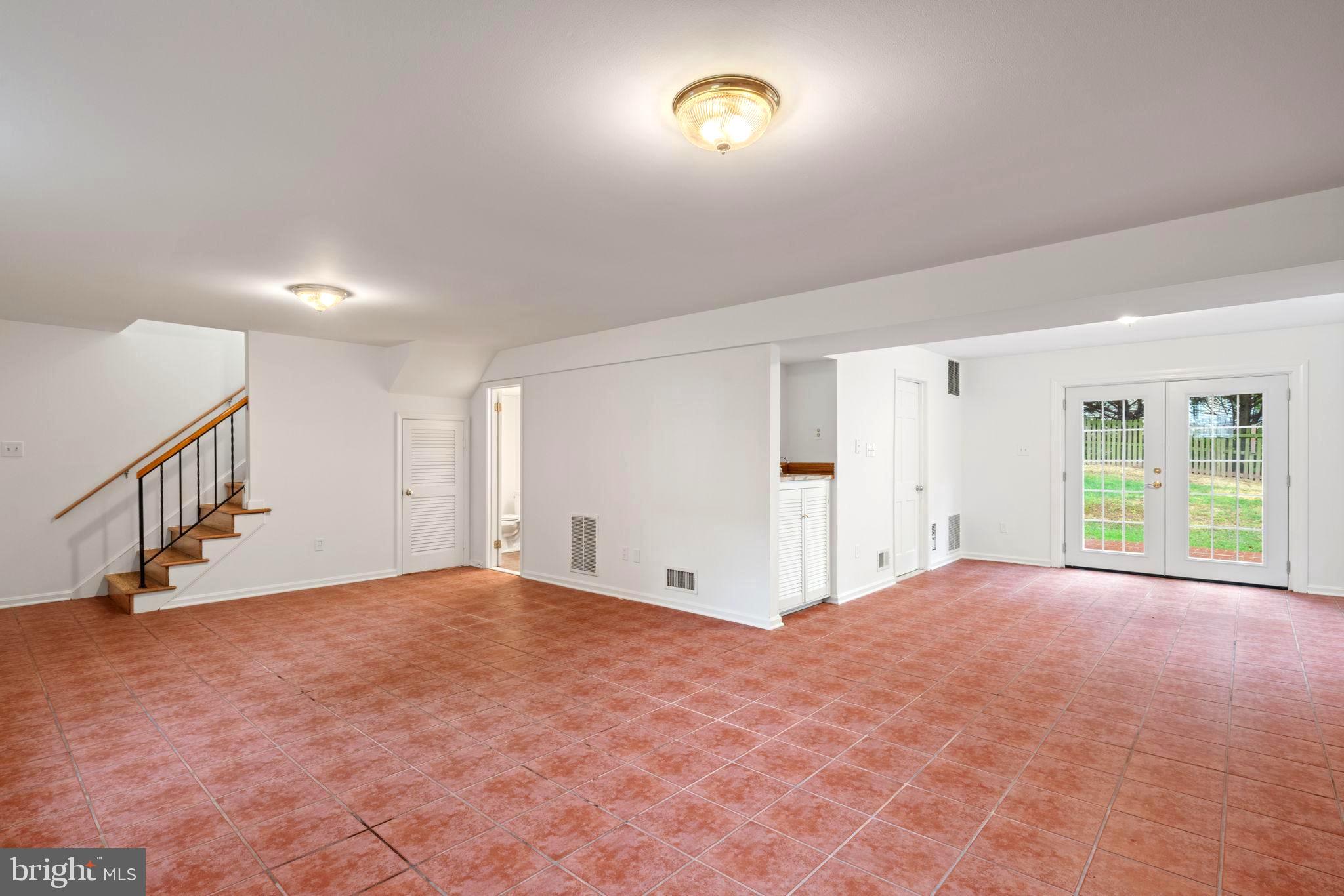 KINGS MANOR - Residential