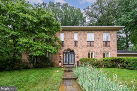 Photo of 1502 Highwood Drive, MCLEAN, VA 22101 (MLS # VAFX2313166)