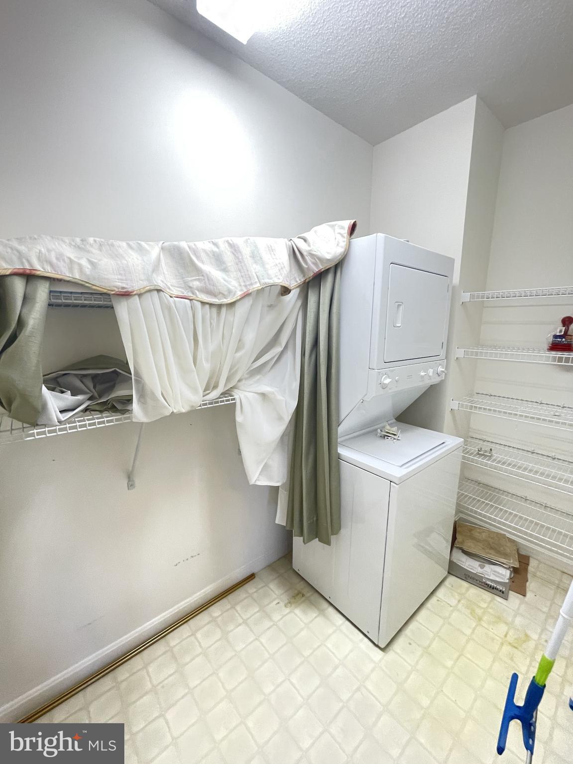 LANSDOWNE WOODS - Residential Lease