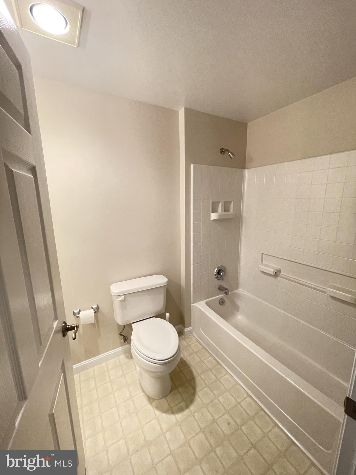 LANSDOWNE WOODS - Residential Lease