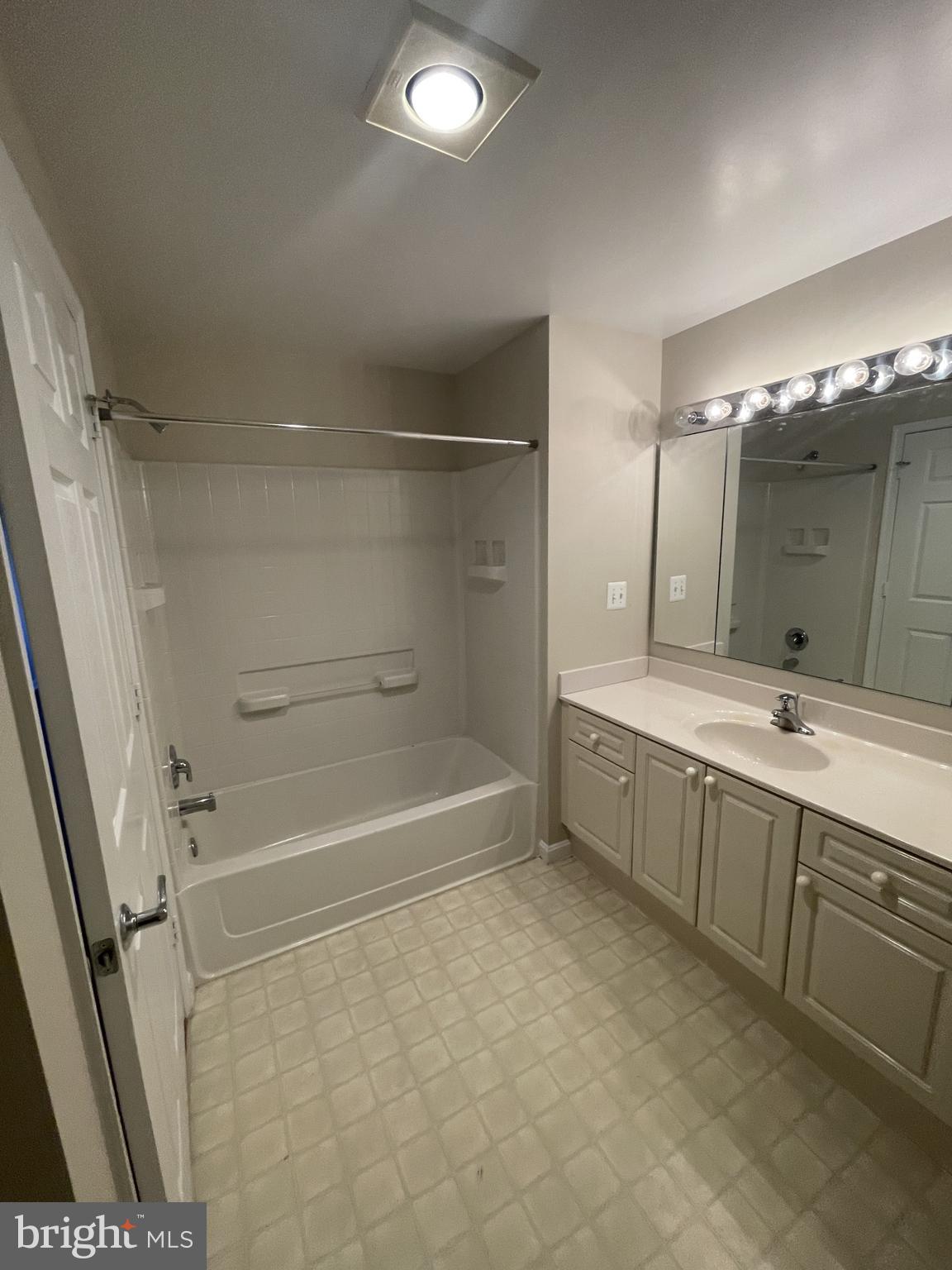 LANSDOWNE WOODS - Residential Lease