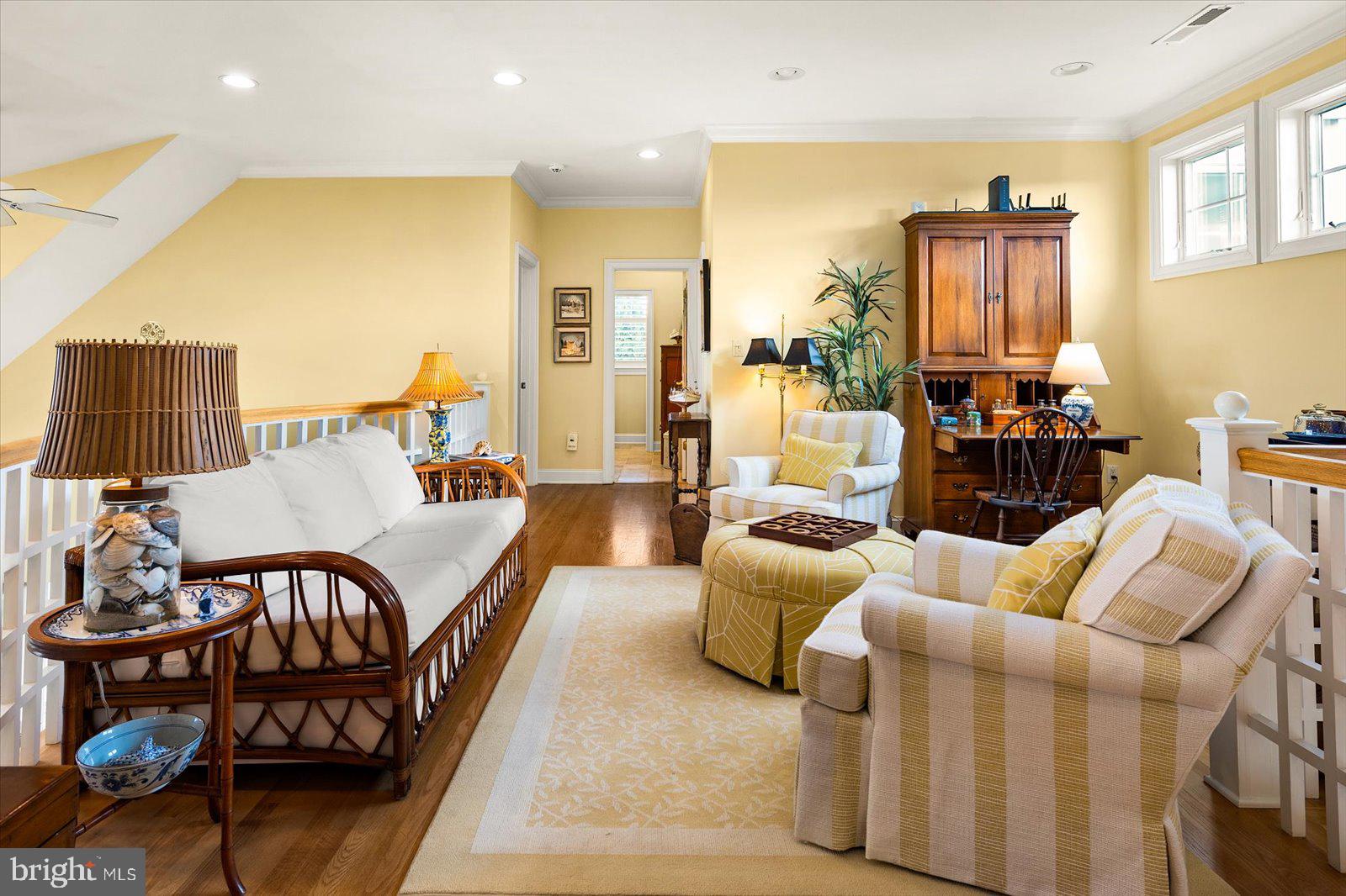 LIGHTHOUSE SOUND - Residential