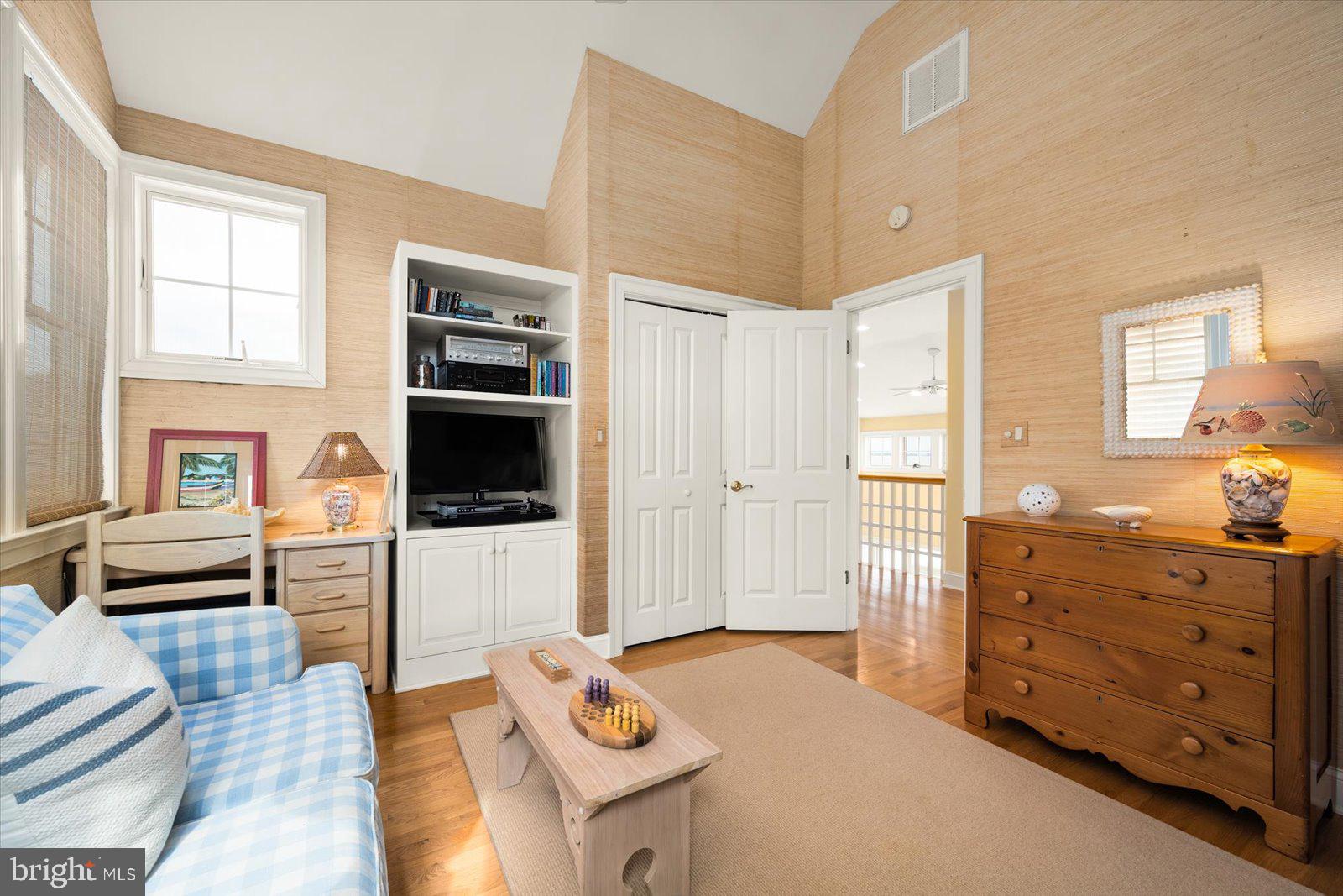 LIGHTHOUSE SOUND - Residential