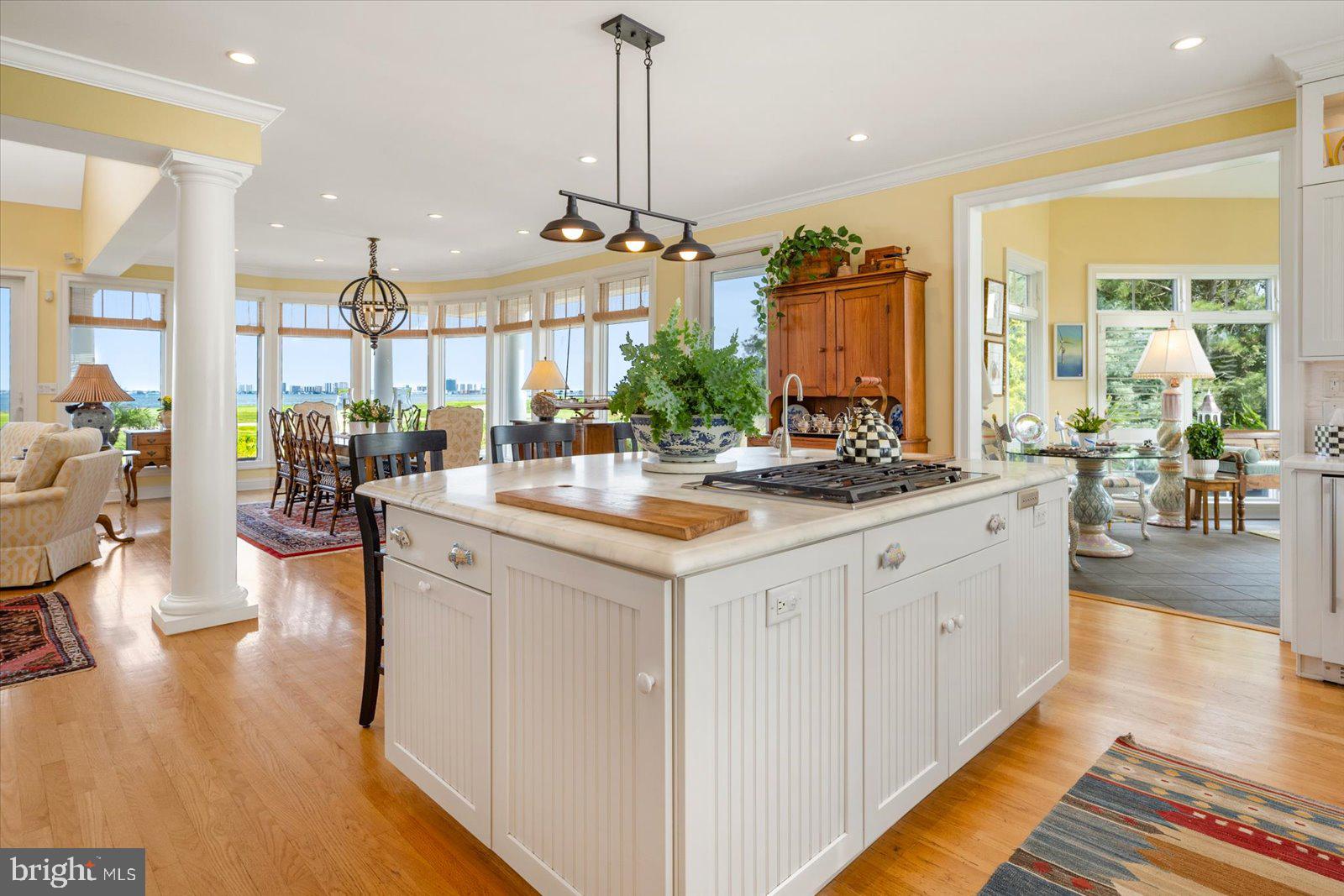 LIGHTHOUSE SOUND - Residential