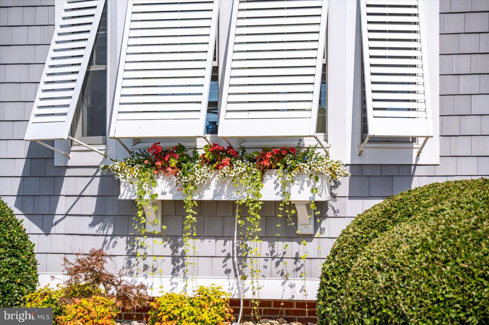 LIGHTHOUSE SOUND - Residential