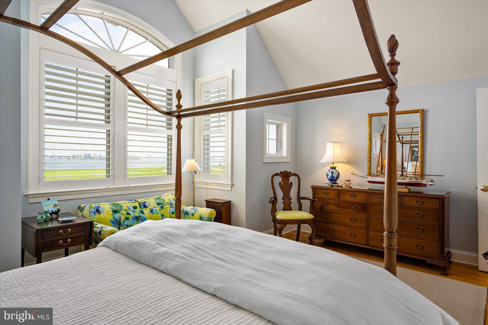 LIGHTHOUSE SOUND - Residential