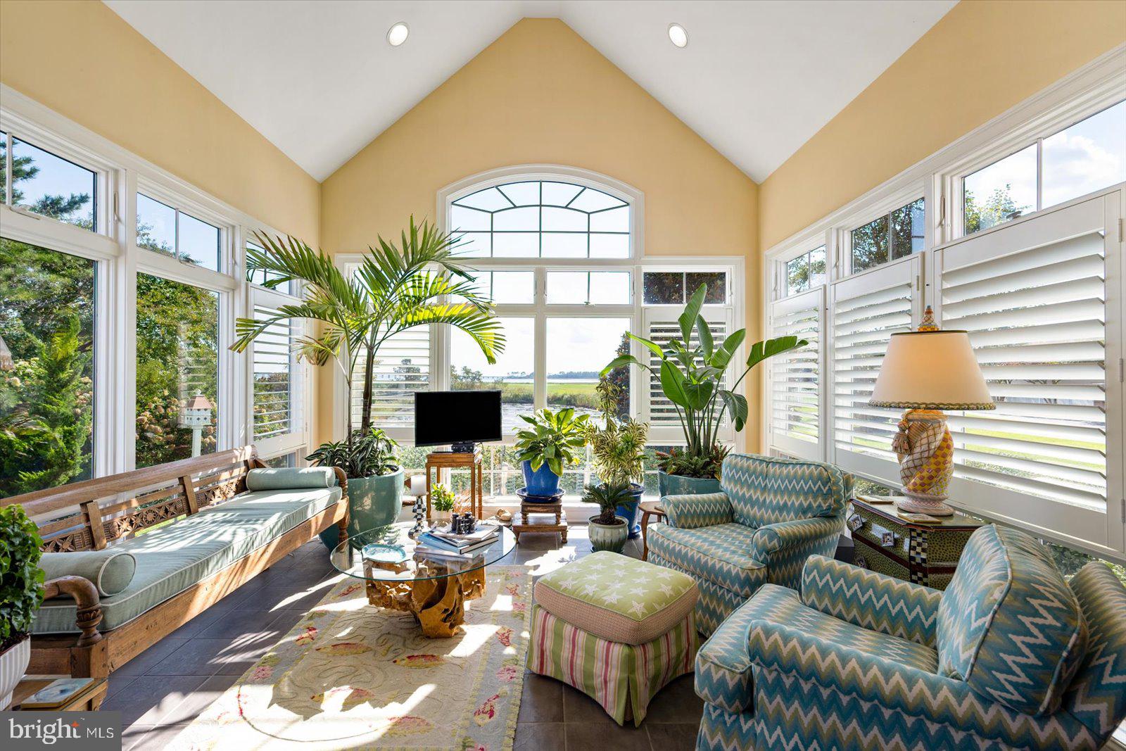 LIGHTHOUSE SOUND - Residential