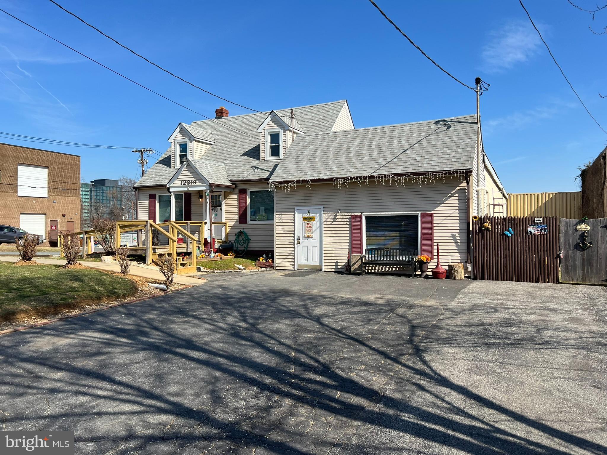 Main image without alt text