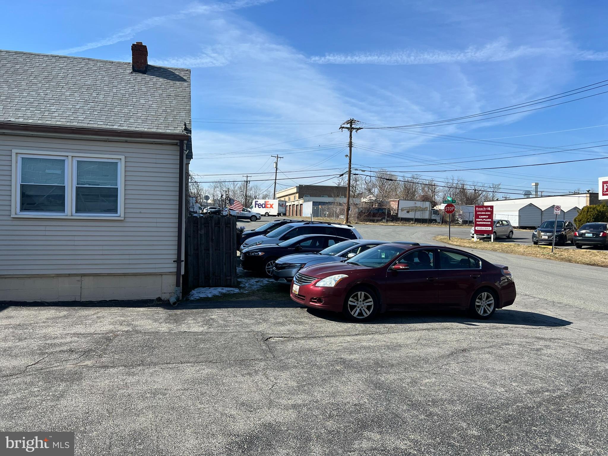 Main image without alt text