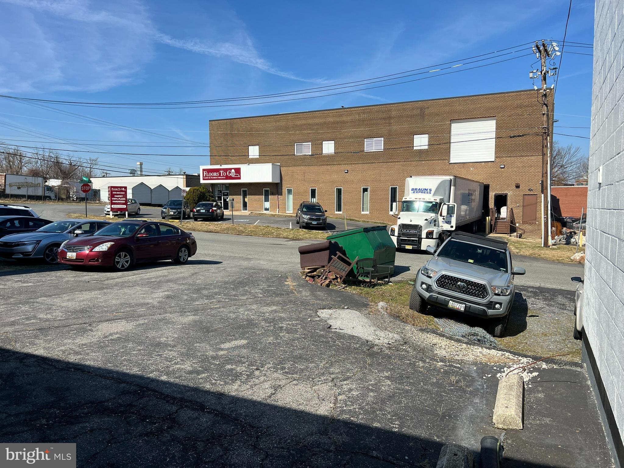 Main image without alt text