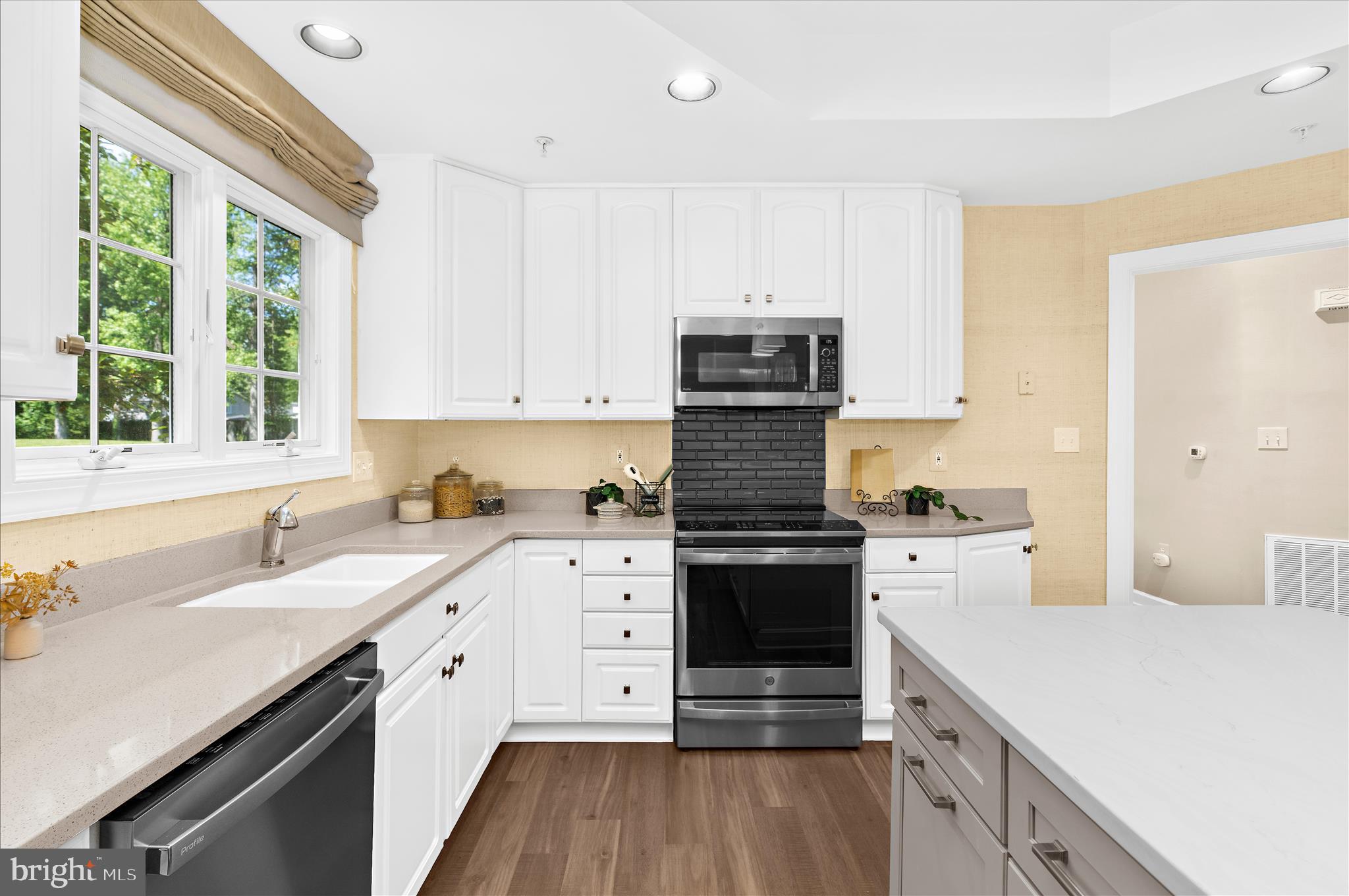 SOUTH RIVER COLONY - Residential
