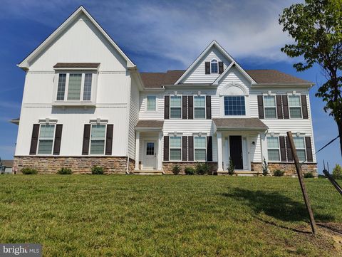 Photo of 135 Ayshire Drive, MIDDLETOWN, DE 19709 (MLS # DENC2086808)