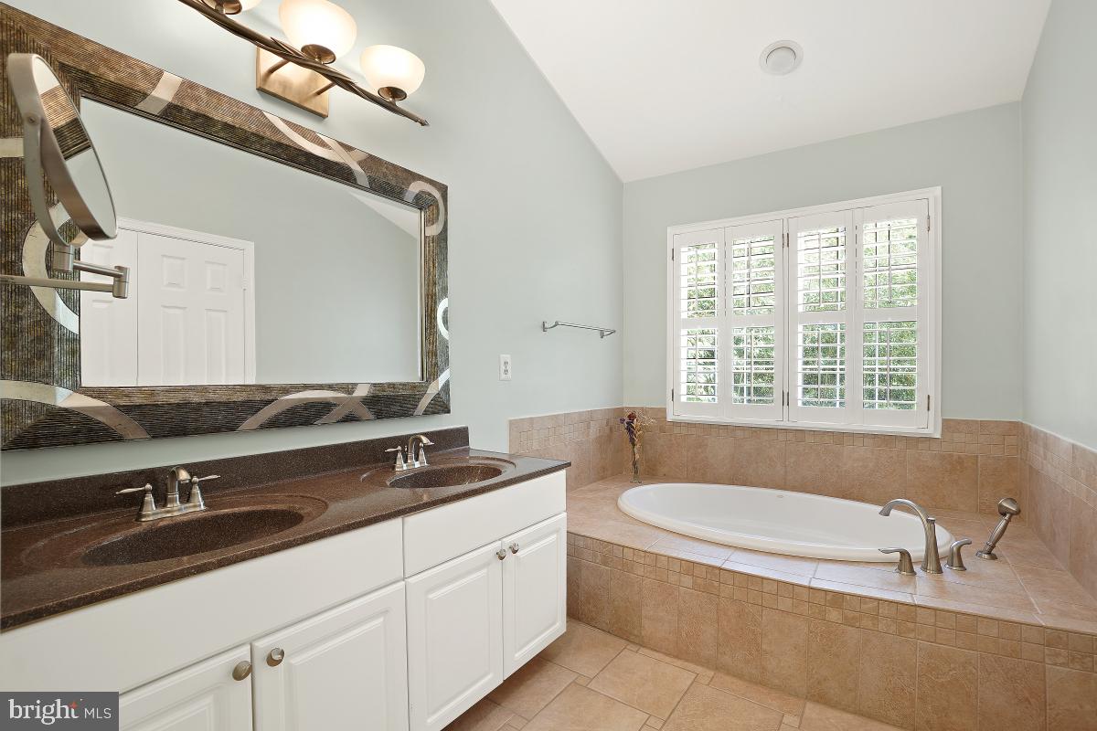 WHITLEY PARK CONDOMINIUM - Residential