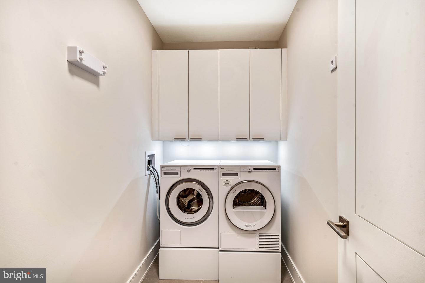 AVENUE OF THE ARTS - Residential Lease