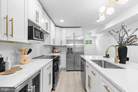 Townhouse For Sale - 529 N Patterson Park Avenue<br/> BALTIMORE, MD 21205