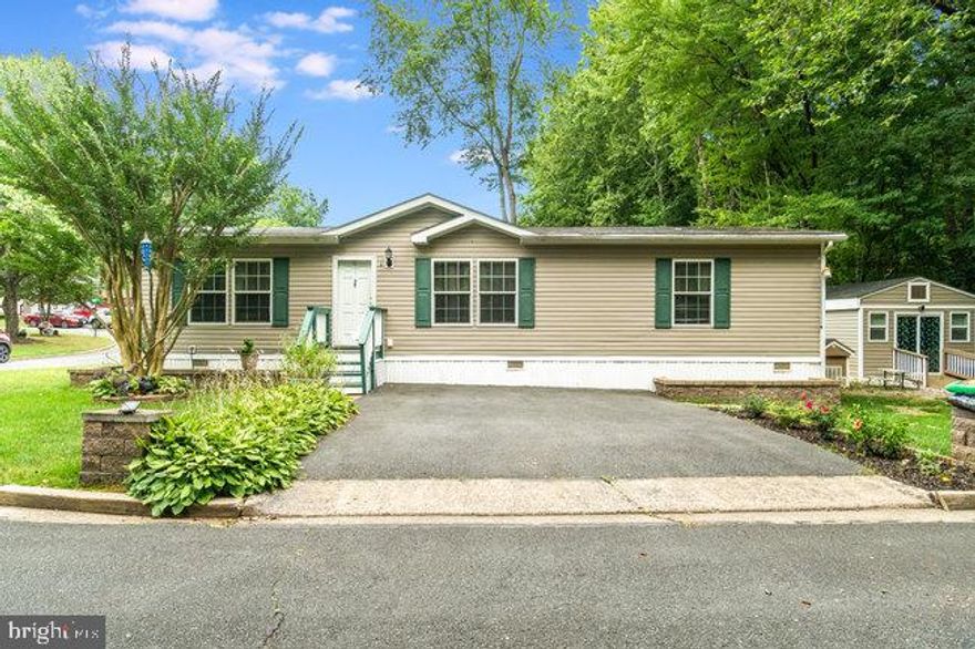 Welcome to 43 Roberts St

Beautiful 3Bed 2Bath 
located in a corner lot
Perfect location for commuting!

Ground Rent $680 Monthly
that includes water and Trash.

Shed and Gazebo convey